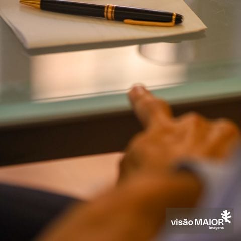 Uma caneta pousada em cima de um caderno