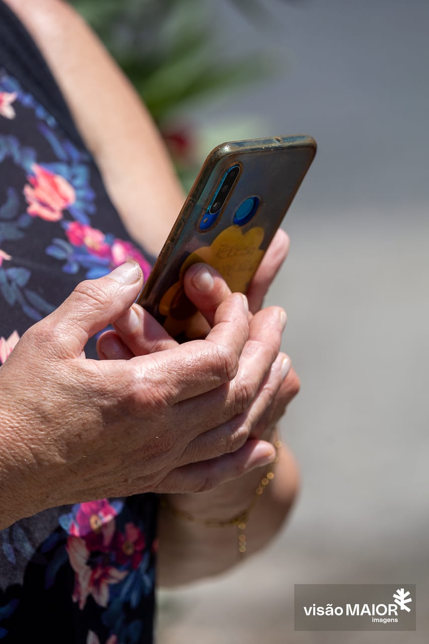 Mãos a segurarem um telemóvel