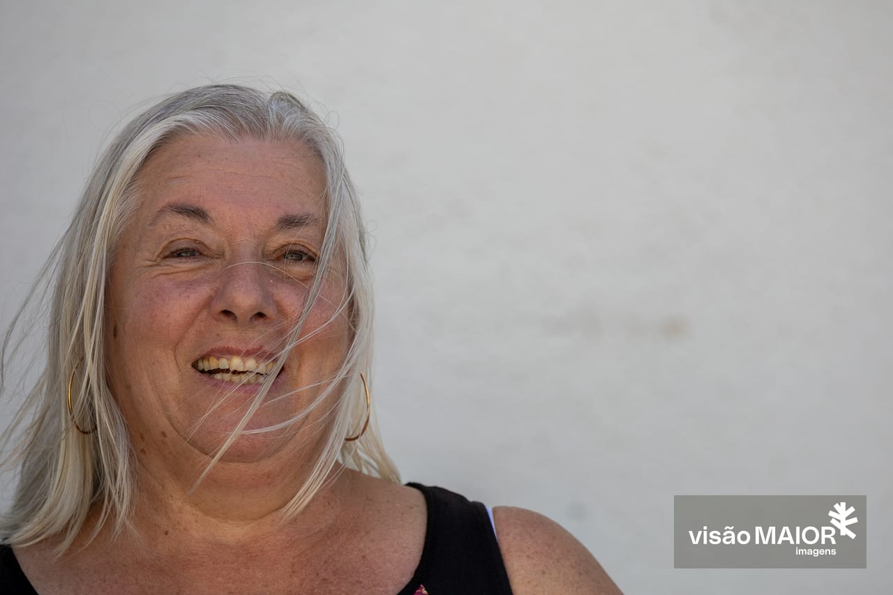 Mulher de cabelo branco a sorrir