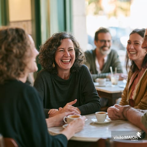Imagem gerada com IA- pessoas felizes em conversa num café